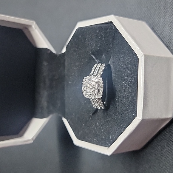 silver ring with small diamonds - Picture 5 of 11